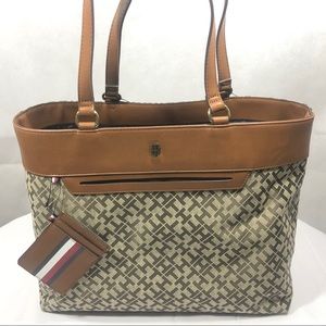 TOMMY HILFIGER, LARGE TOTE PURSE WITH POUCH.